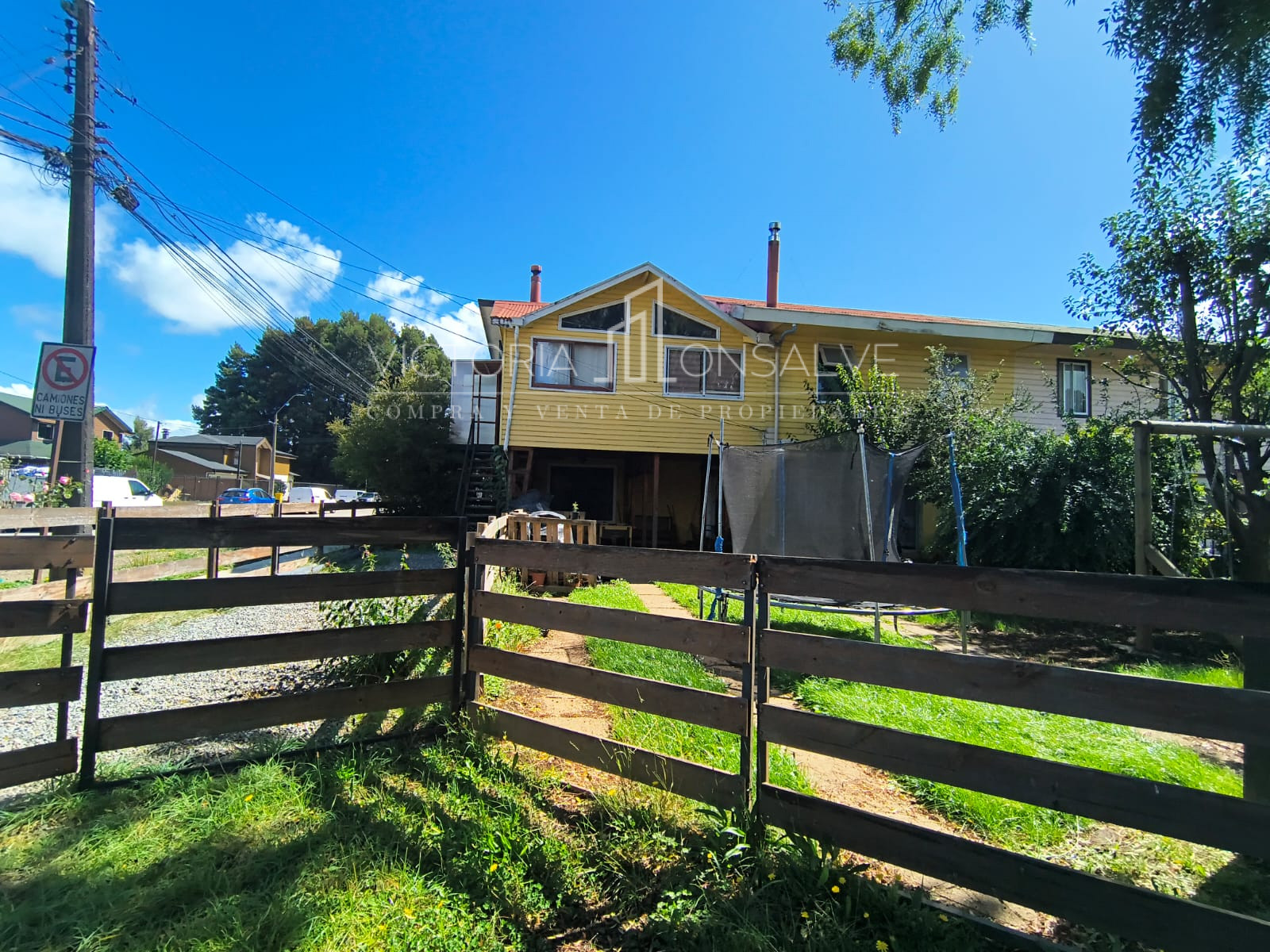 Vendo amplia casa con cabañas en calle Italia